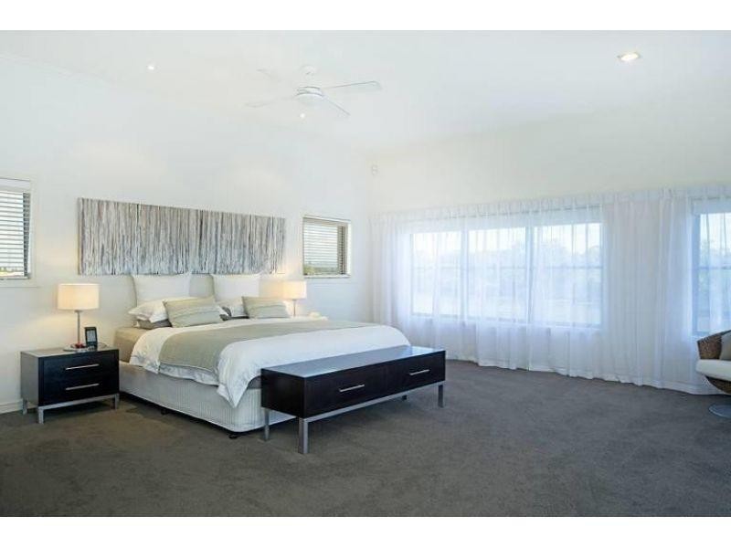 1677 Riverdale Drive, Hope Island QLD 4212