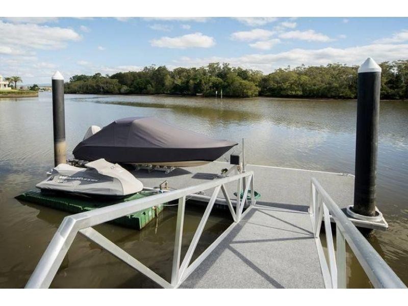 1677 Riverdale Drive, Hope Island QLD 4212