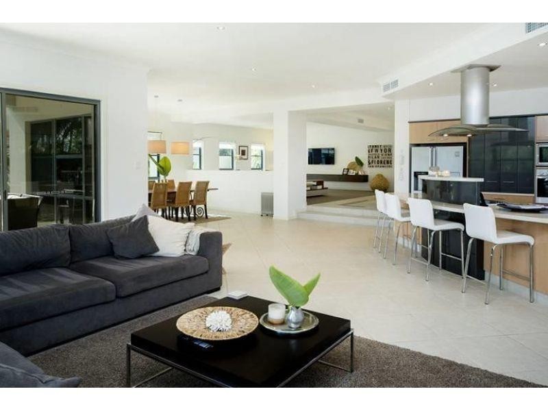 1677 Riverdale Drive, Hope Island QLD 4212