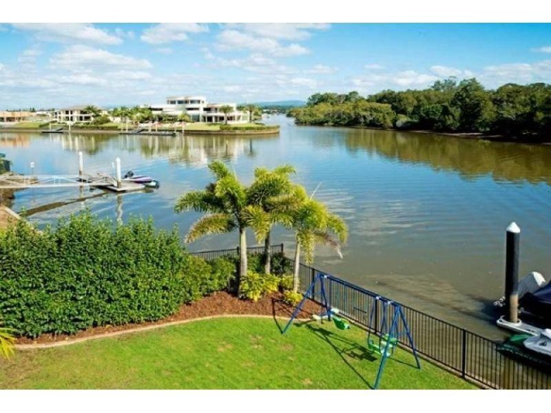 1677 Riverdale Drive, Hope Island QLD 4212