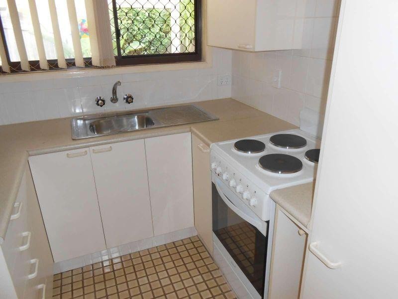 2/5 Caroline Avenue, Southport QLD 4215