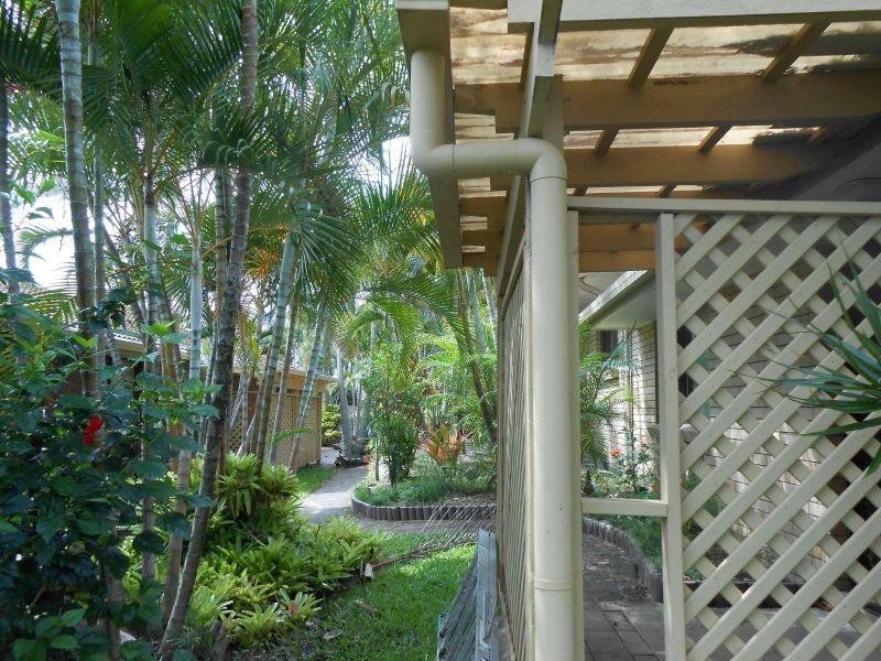 2/5 Caroline Avenue, Southport QLD 4215