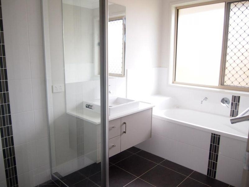 8 Rickard Close, Pimpama QLD 4209