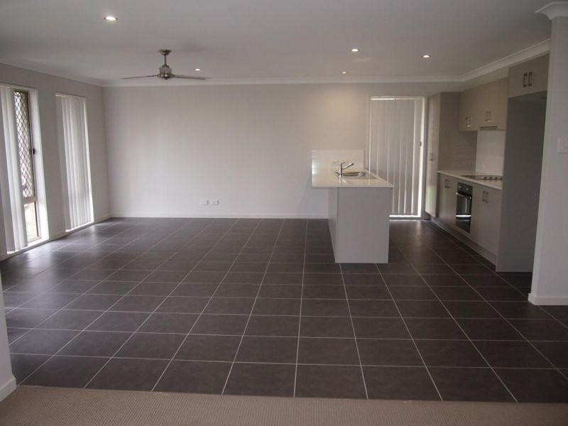 8 Rickard Close, Pimpama QLD 4209