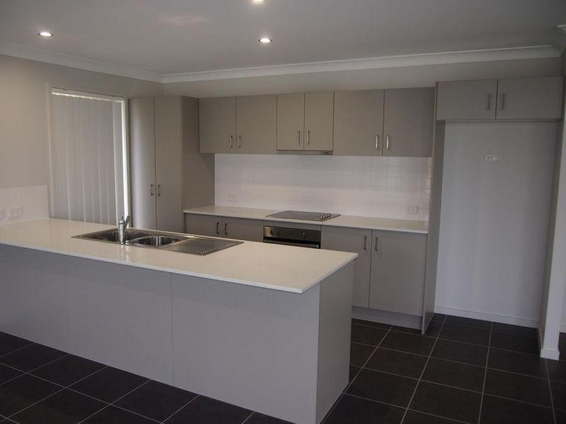 8 Rickard Close, Pimpama QLD 4209