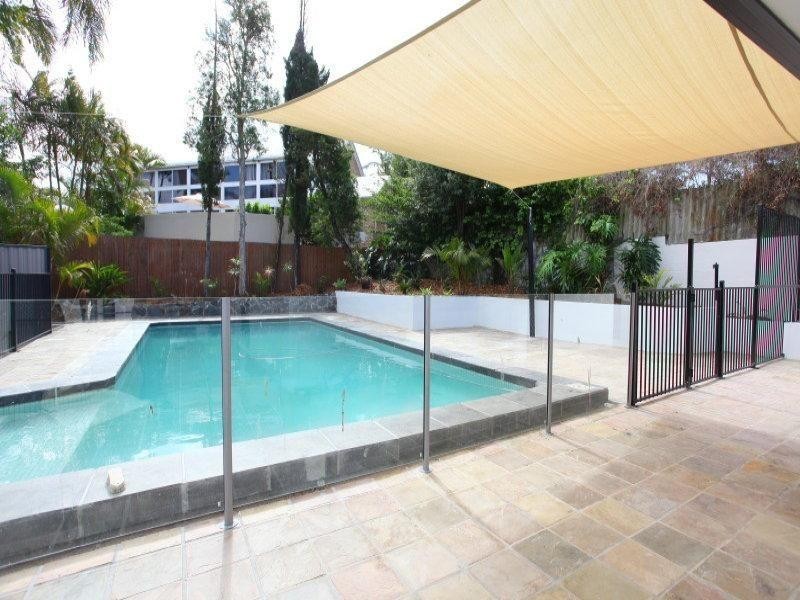10 Ocean View Street, Benowa QLD 4217