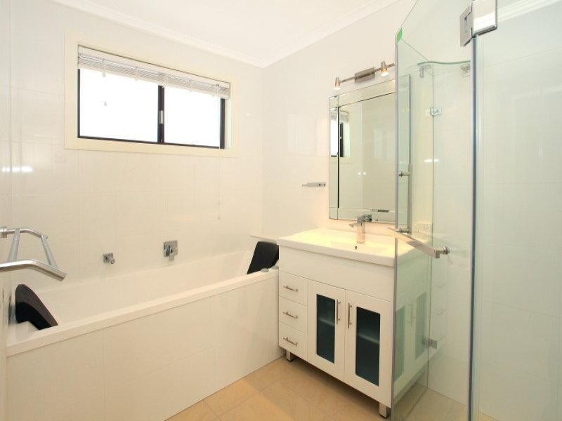 10 Ocean View Street, Benowa QLD 4217