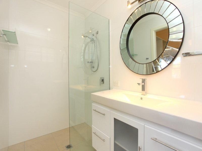 10 Ocean View Street, Benowa QLD 4217