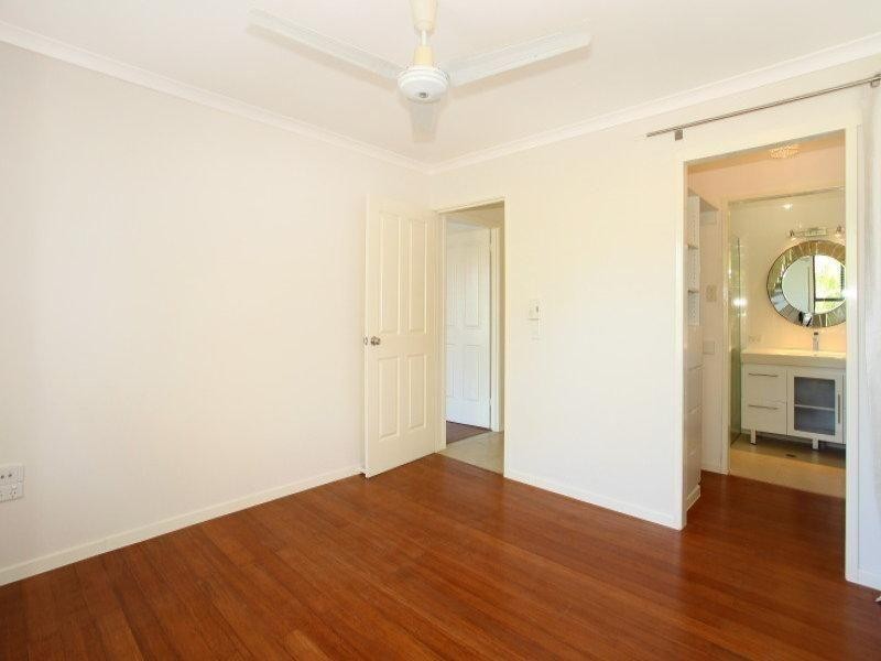 10 Ocean View Street, Benowa QLD 4217