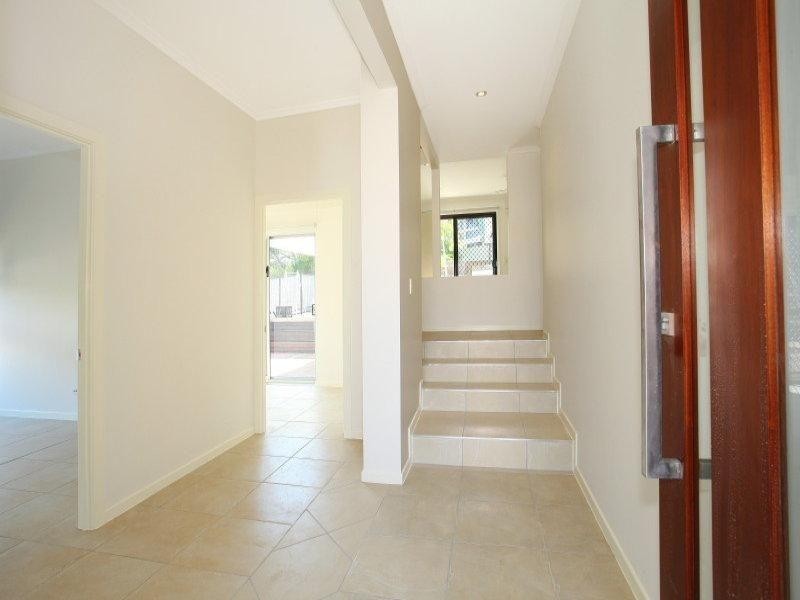 10 Ocean View Street, Benowa QLD 4217