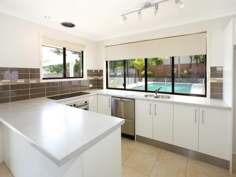 10 Ocean View Street, Benowa QLD 4217