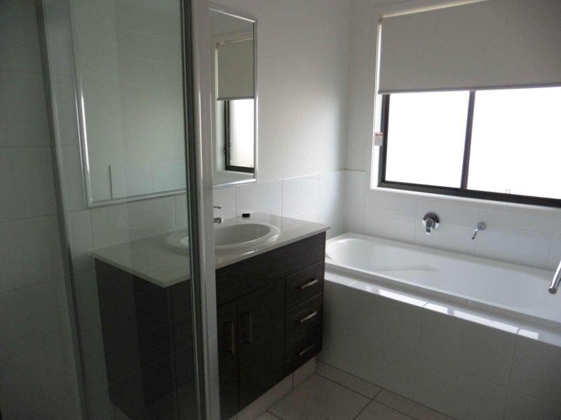 55 MacIntyre Parade, Pacific Pines QLD 4211