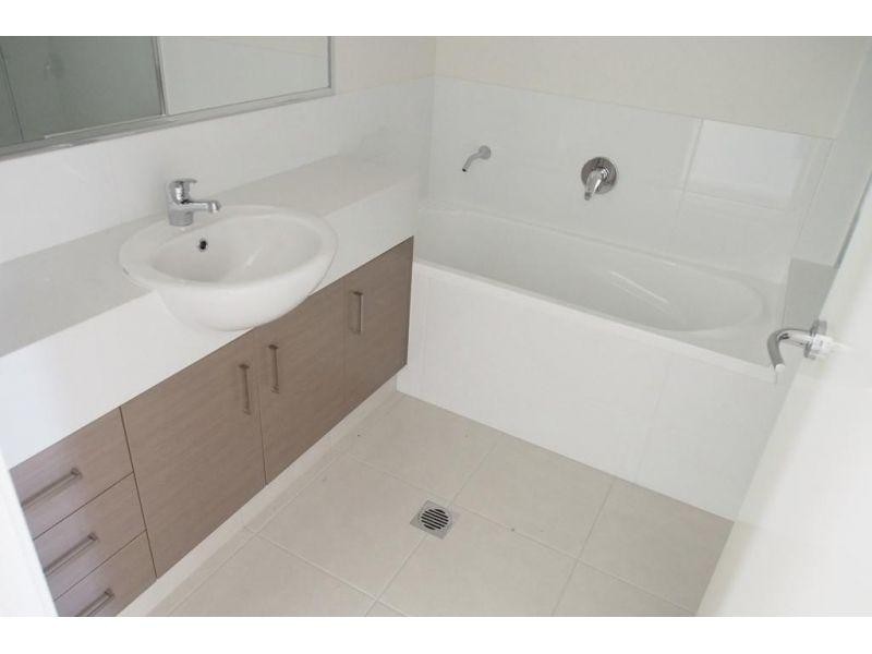 1/6 Rise Circuit, Pacific Pines QLD 4211