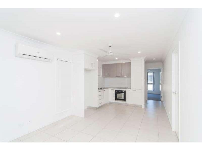 2/11 Leabrook Place, Pimpama QLD 4209