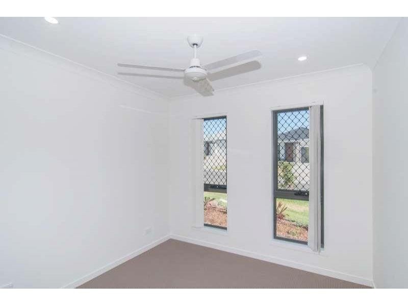 2/11 Leabrook Place, Pimpama QLD 4209