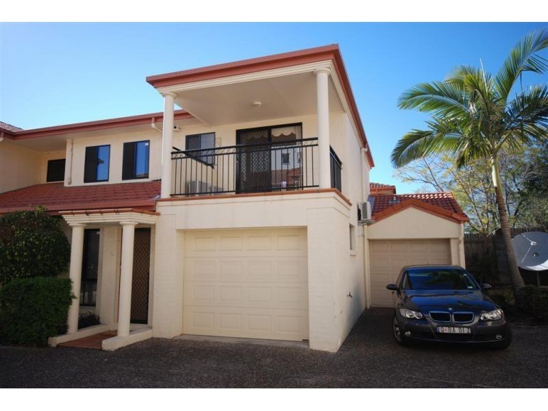 2/12 Grosvenor Road, Indooroopilly QLD 4068