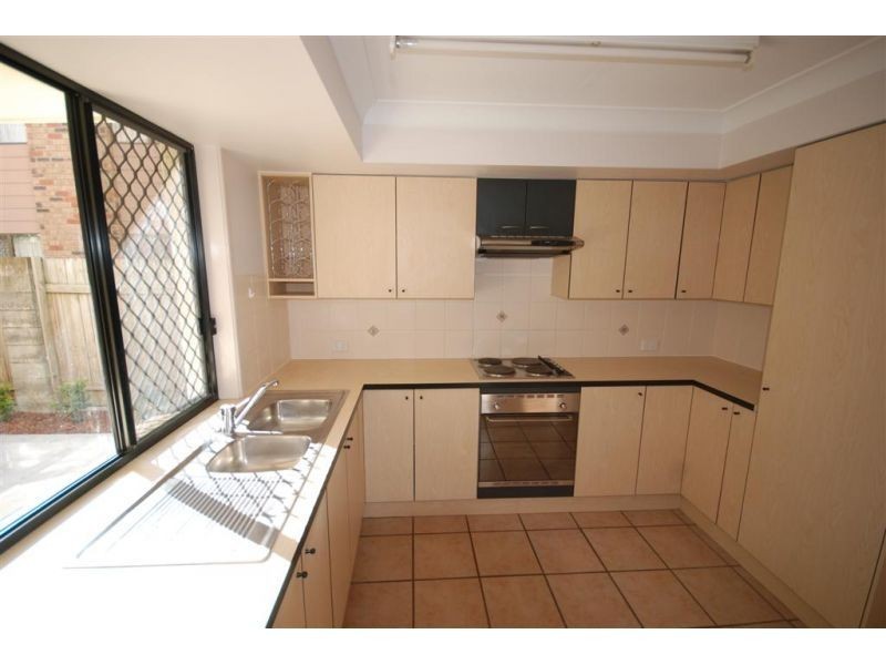 2/12 Grosvenor Road, Indooroopilly QLD 4068