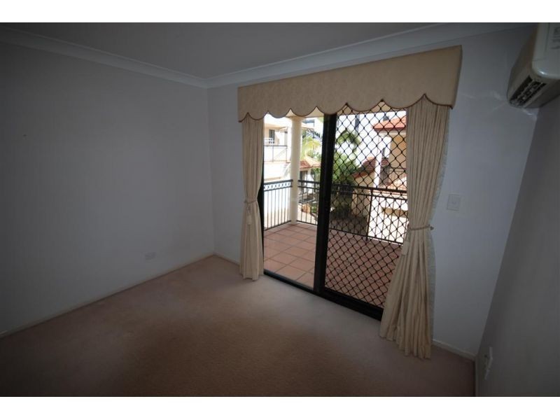 2/12 Grosvenor Road, Indooroopilly QLD 4068