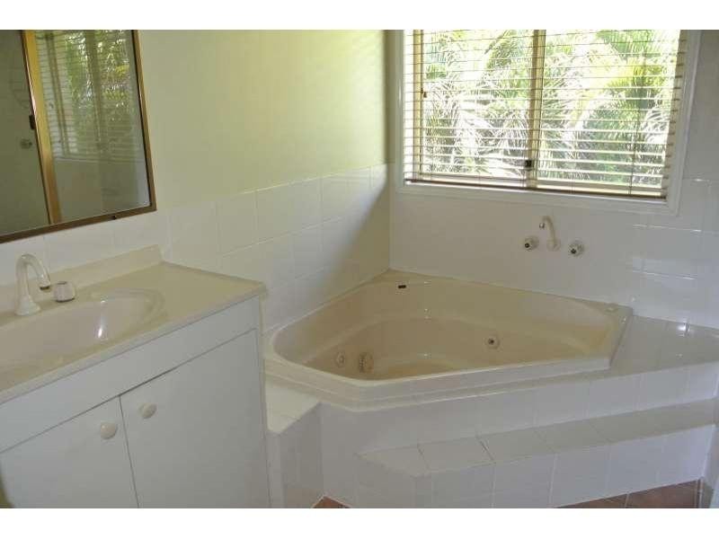 6 Hart Close, Brookfield QLD 4069