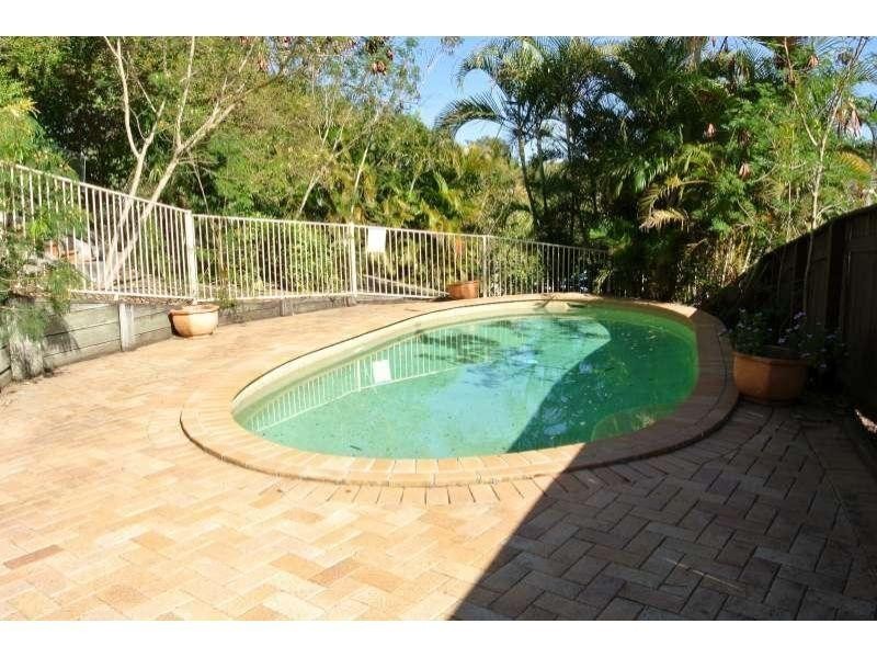 6 Hart Close, Brookfield QLD 4069