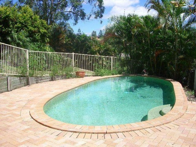 6 Hart Close, Brookfield QLD 4069