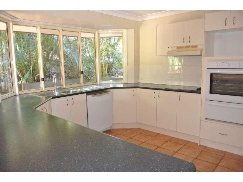 6 Hart Close, Brookfield QLD 4069