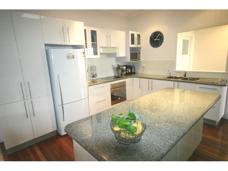 77 Macrossan Avenue, Norman Park QLD 4170