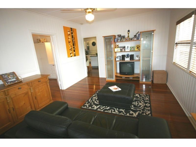 77 Macrossan Avenue, Norman Park QLD 4170