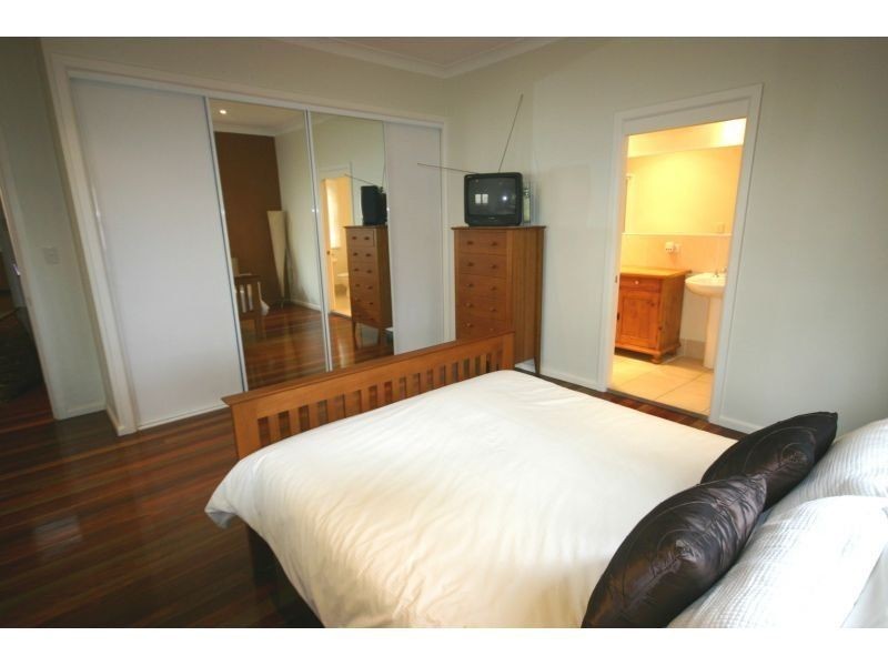 77 Macrossan Avenue, Norman Park QLD 4170