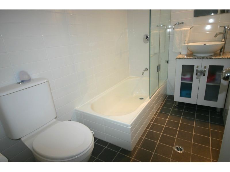 77 Macrossan Avenue, Norman Park QLD 4170