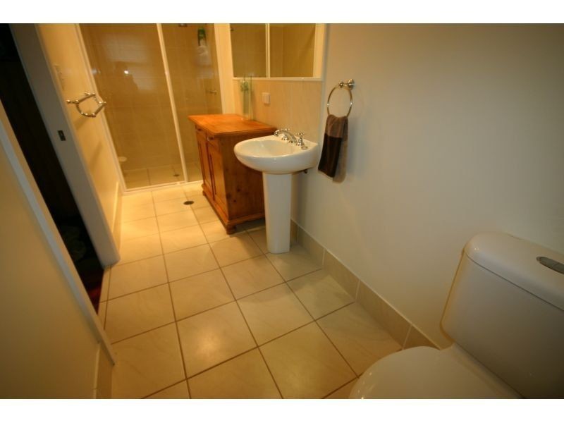 77 Macrossan Avenue, Norman Park QLD 4170