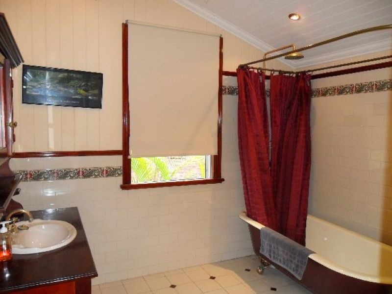 10 Sixth Avenue, Coorparoo QLD 4151