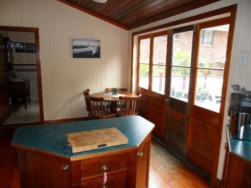 10 Sixth Avenue, Coorparoo QLD 4151