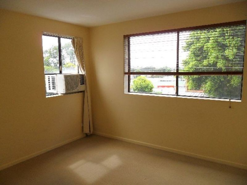 1/10 Knowsley Street, Greenslopes QLD 4120
