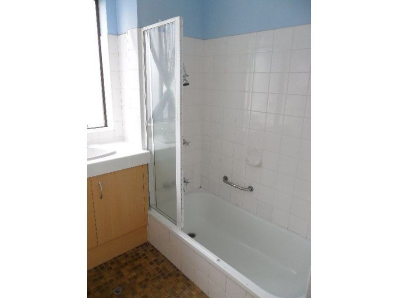 1/10 Knowsley Street, Greenslopes QLD 4120