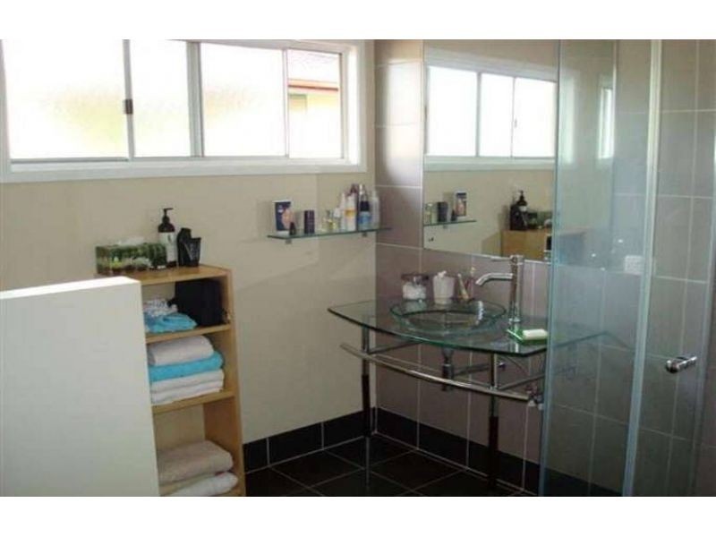8 Herswell Avenue, Wynnum West QLD 4178