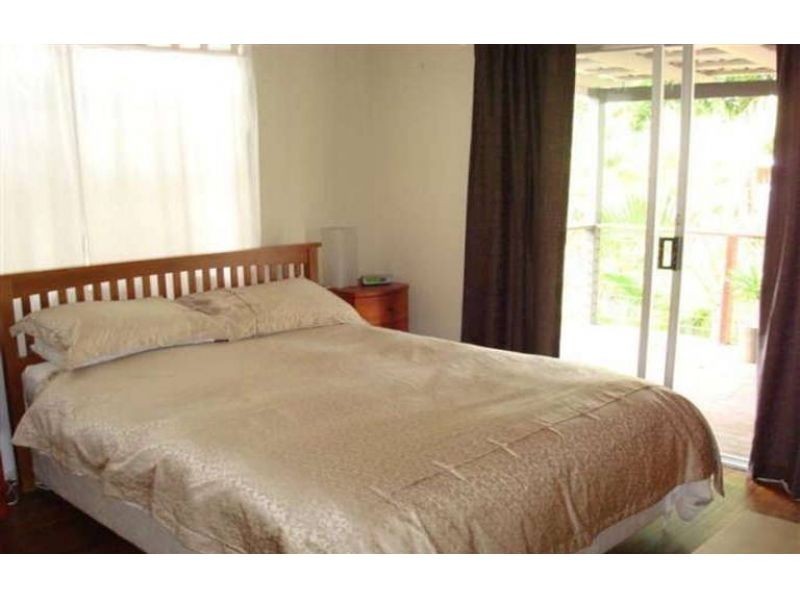 8 Herswell Avenue, Wynnum West QLD 4178