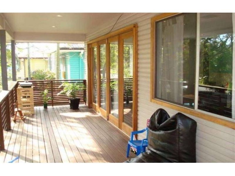 8 Herswell Avenue, Wynnum West QLD 4178