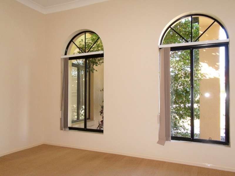 4 Orpington Court, Arundel QLD 4214