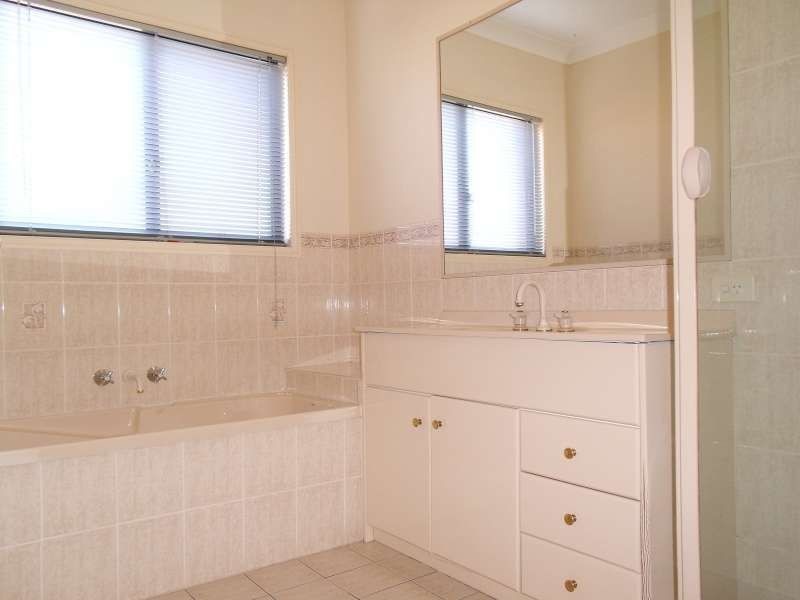 4 Orpington Court, Arundel QLD 4214