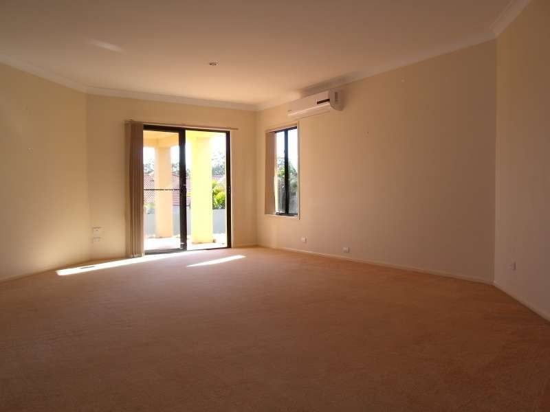 4 Orpington Court, Arundel QLD 4214