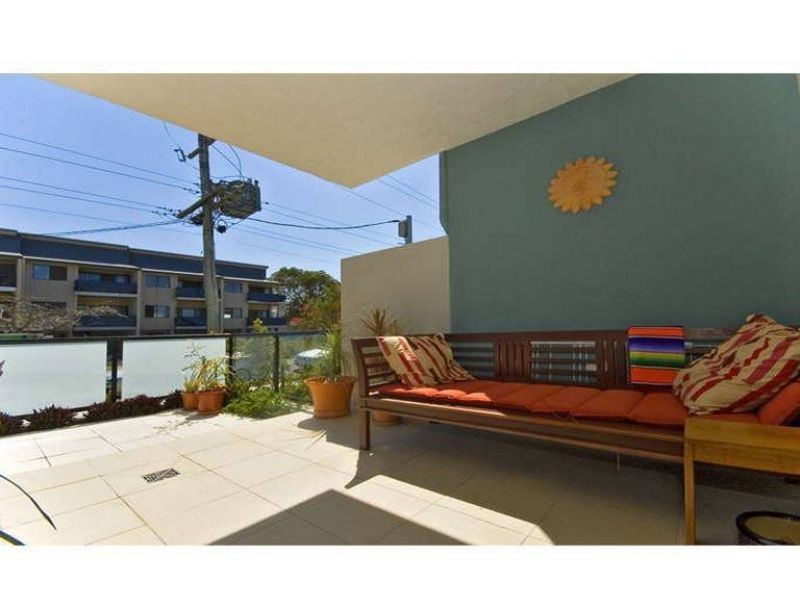 2/24-26 Parker Street, Labrador QLD 4215