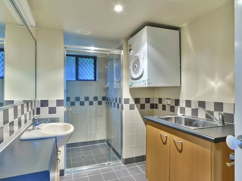 2/42 Hilltop Avenue, Chermside QLD 4032