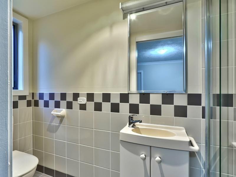 2/42 Hilltop Avenue, Chermside QLD 4032