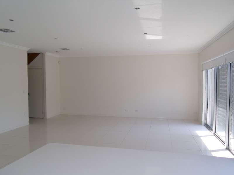 1/35 Runaway Bay Avenue, Runaway Bay QLD 4216