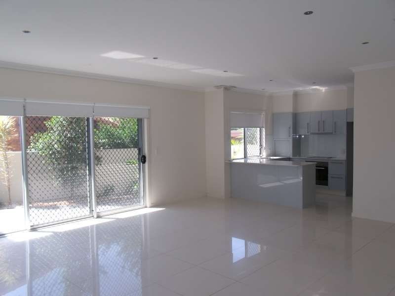 1/35 Runaway Bay Avenue, Runaway Bay QLD 4216