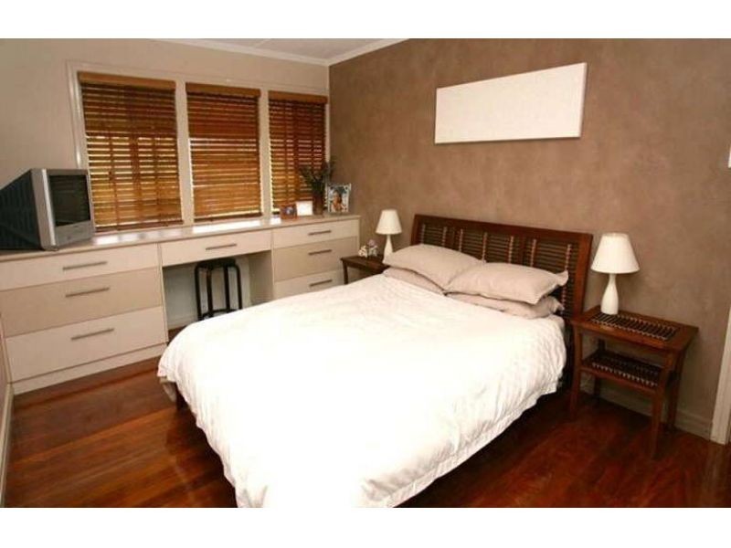 12 Geoffrey Avenue, Southport QLD 4215