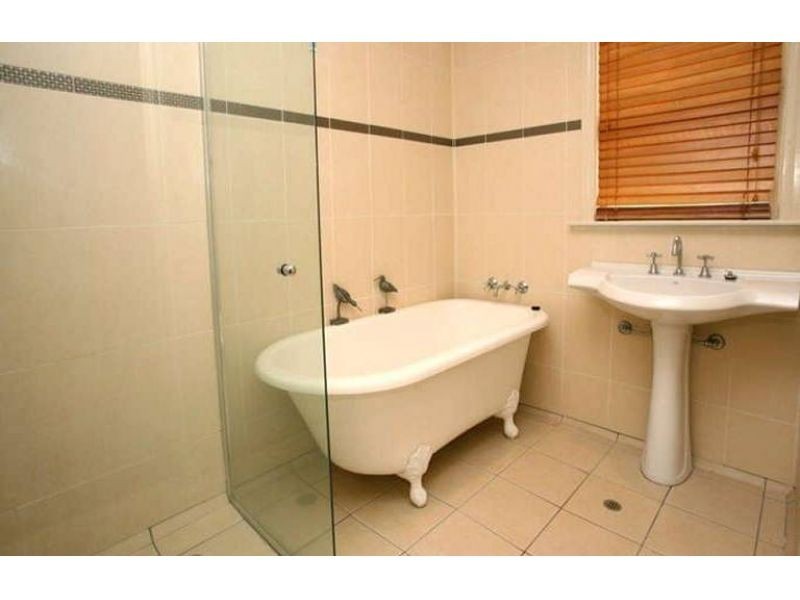 12 Geoffrey Avenue, Southport QLD 4215