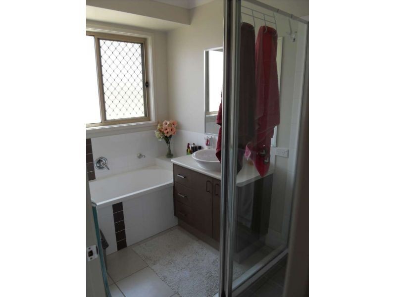 30 Hill End Avenue, Hillcrest QLD 4118