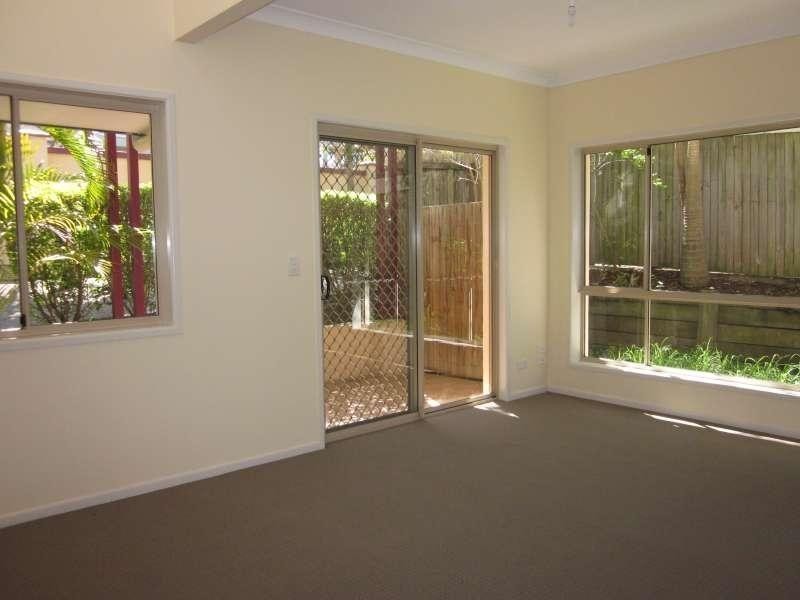 1/40 Warren Street, St Lucia QLD 4067